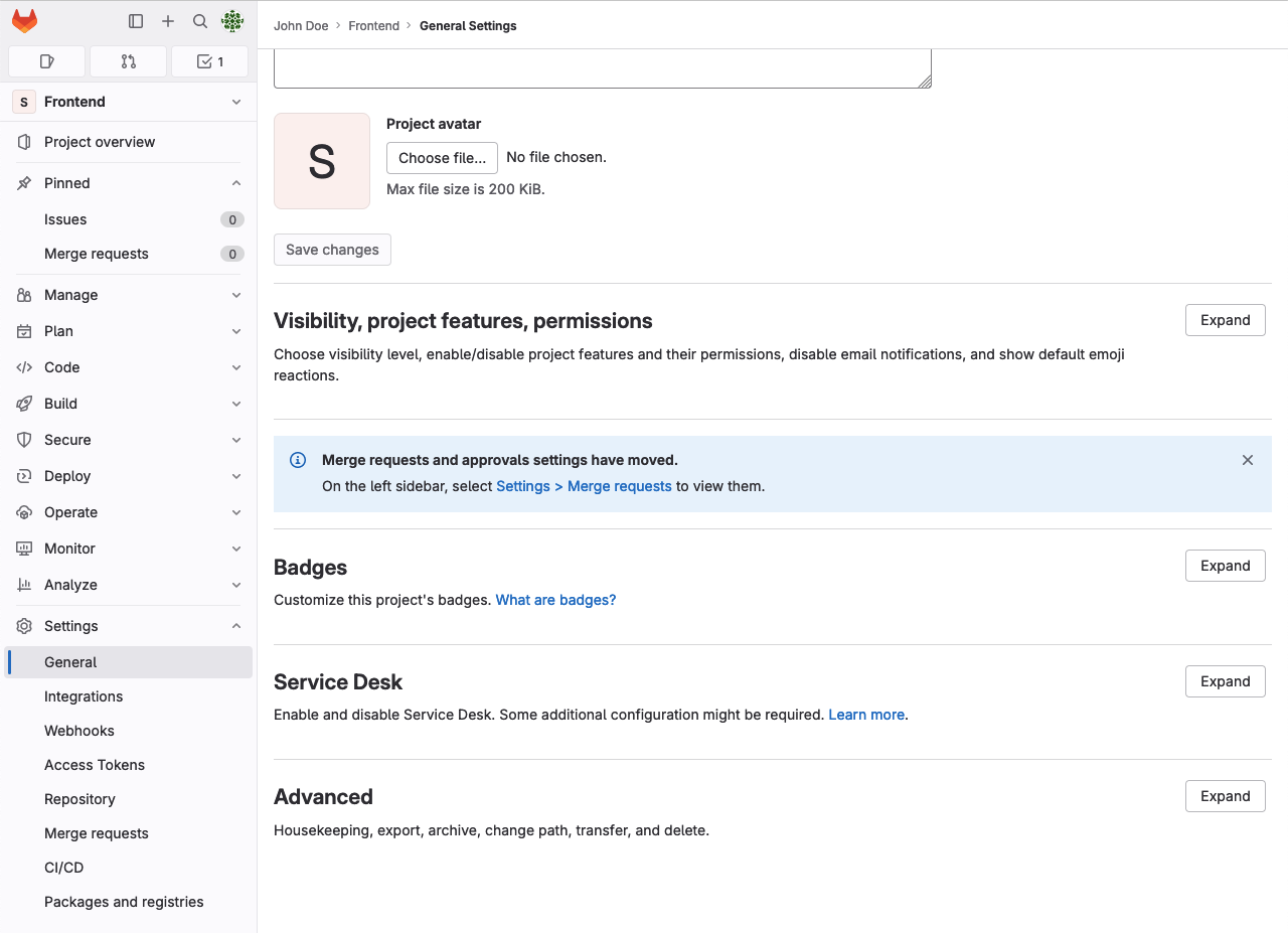 可視性・バッジ・高度な機能の設定オプションを表示するGitLabプロジェクトの一般設定ページ