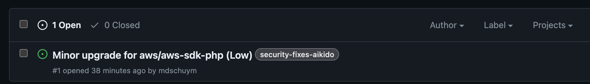 aws/aws-sdk-phpのマイナーアップグレードに関するオープン状態のGitHub issue。優先度の低いセキュリティ修正としてラベル付けされている。