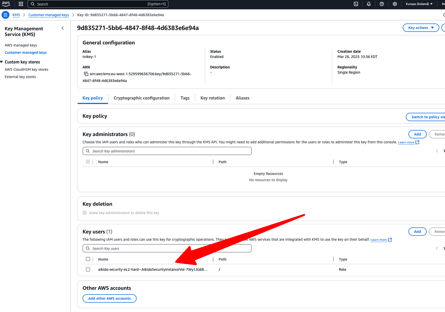 設定、キーポリシー、割り当てられたキーユーザーを示すAWS KMSキーの詳細画面。