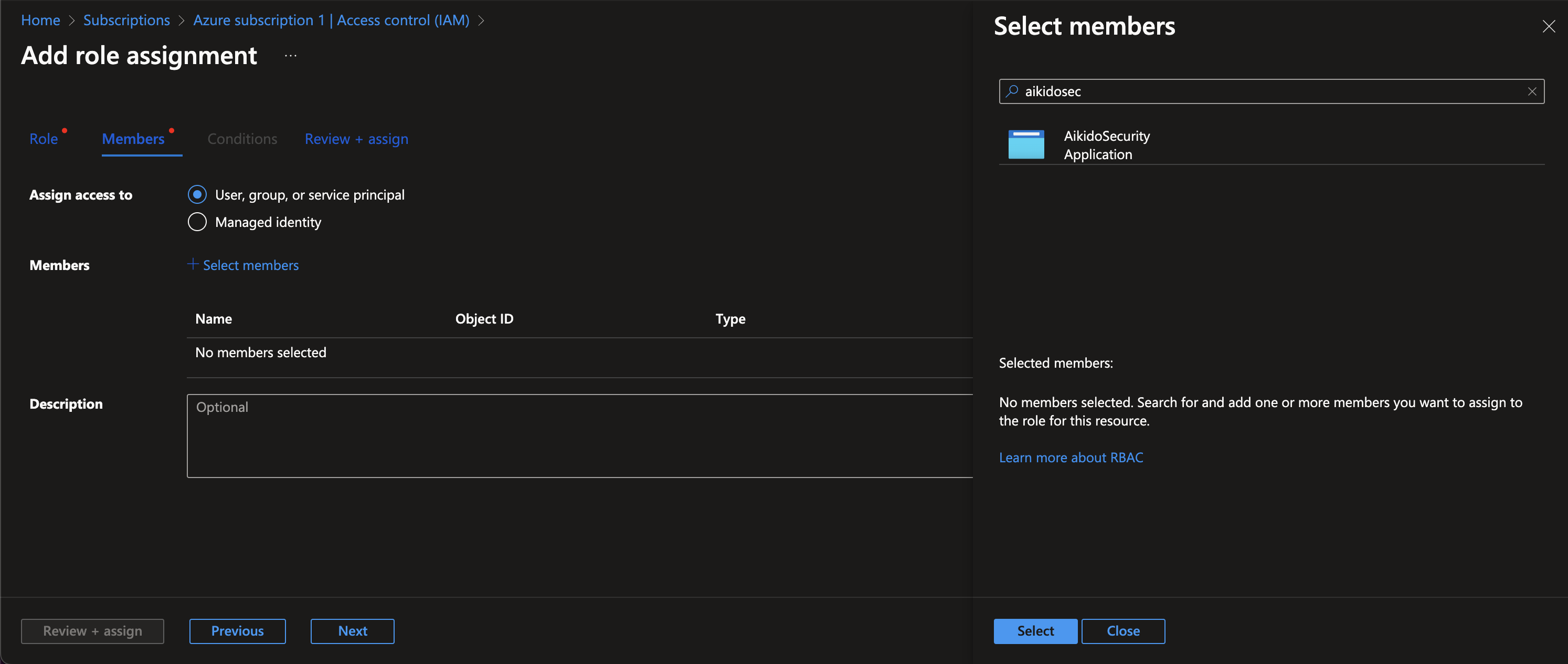 Access Control (IAM)設定を使ってAzureサブスクリプション内のメンバーにロールを割り当てる画面。